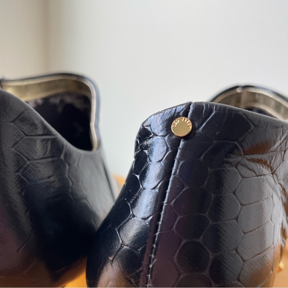 GORGEOUS Ted Baker London patent leather booties with bold gold accents! 38.5 - Picture 12 of 16